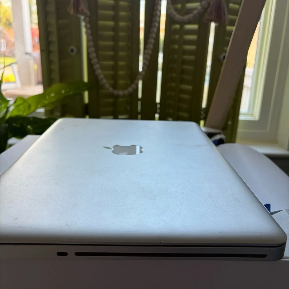 Apple MacBook in Sleek Silver with charger